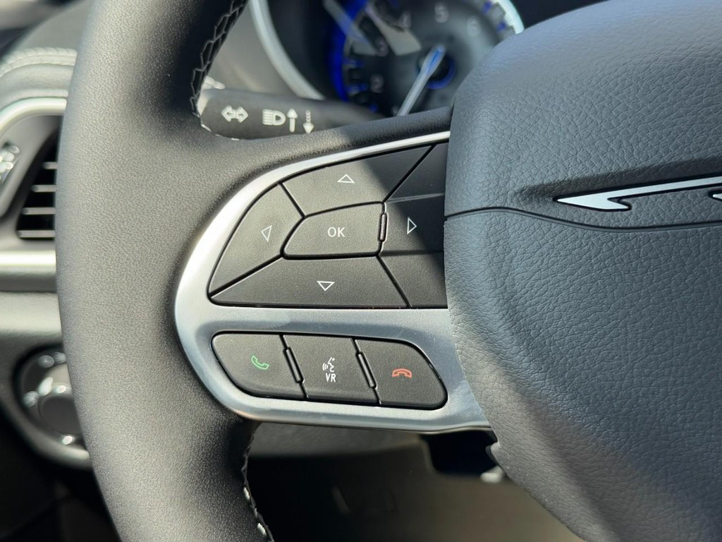 Chrysler Pacifica Vehicle Full-screen Gallery Image 15