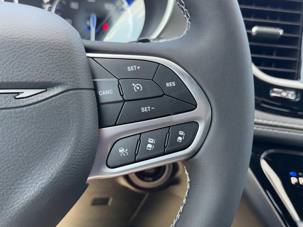 Chrysler Pacifica Vehicle Full-screen Gallery Image 16