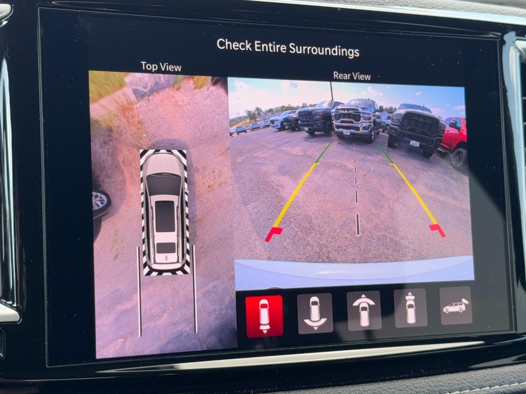 Chrysler Pacifica Vehicle Full-screen Gallery Image 19