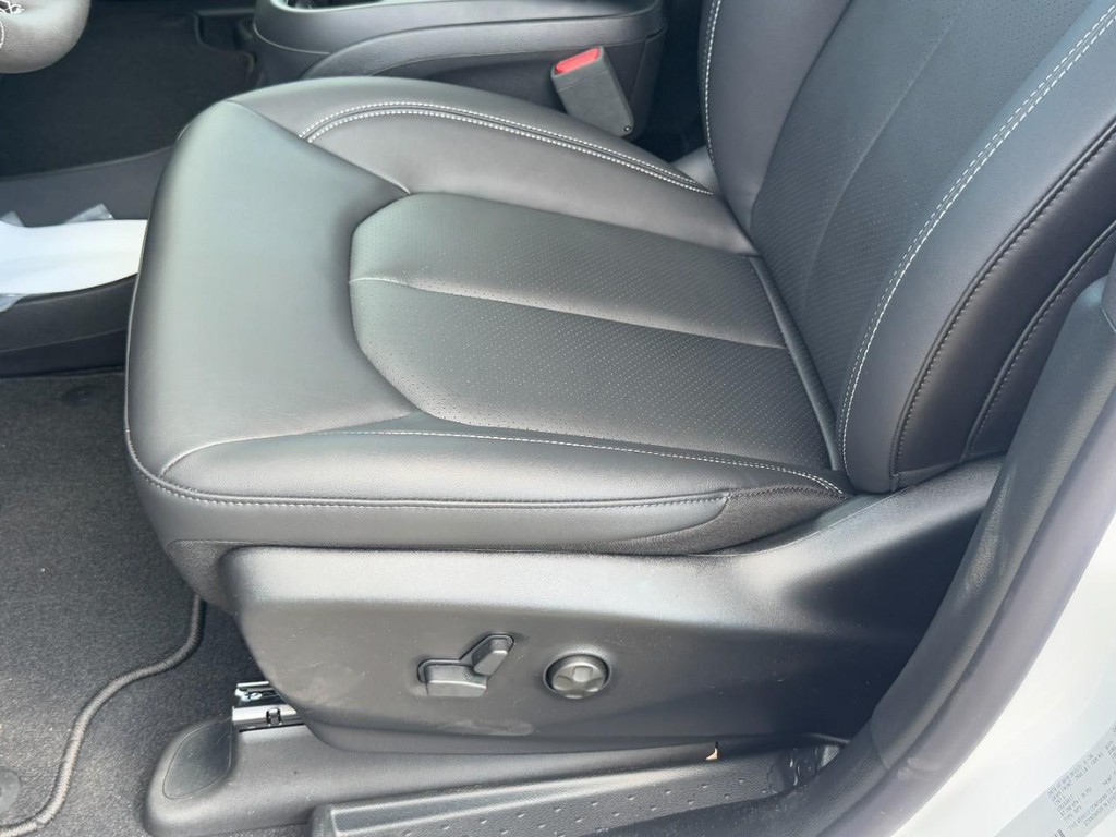 Chrysler Pacifica Vehicle Full-screen Gallery Image 20