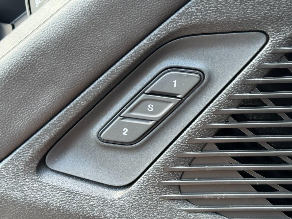 Dodge Charger Vehicle Full-screen Gallery Image 18