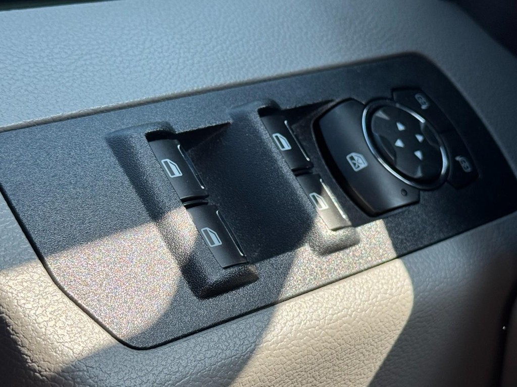 Ford F-150 Vehicle Full-screen Gallery Image 23