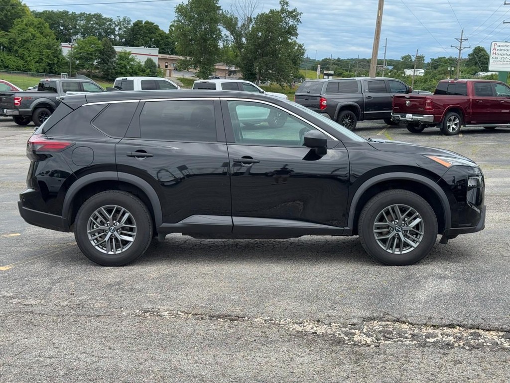 Nissan Rogue Vehicle Full-screen Gallery Image 02
