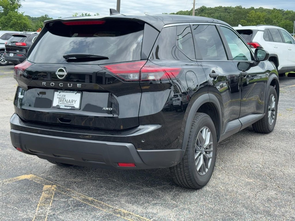 Nissan Rogue Vehicle Full-screen Gallery Image 04