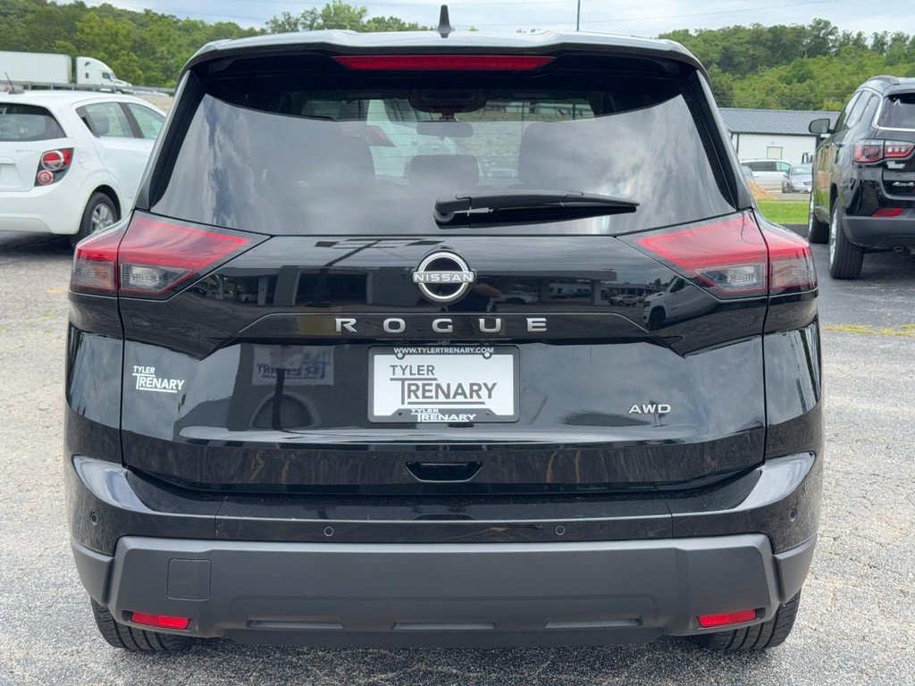Nissan Rogue Vehicle Full-screen Gallery Image 05
