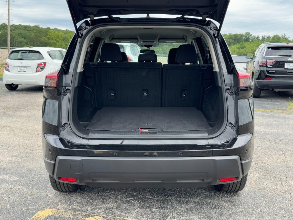 Nissan Rogue Vehicle Full-screen Gallery Image 06