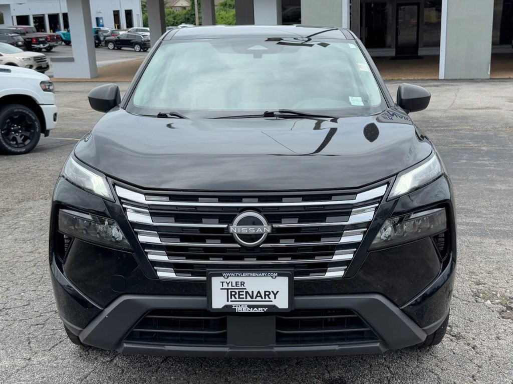 Nissan Rogue Vehicle Full-screen Gallery Image 11