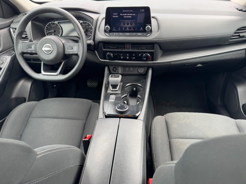 Nissan Rogue Vehicle Full-screen Gallery Image 13