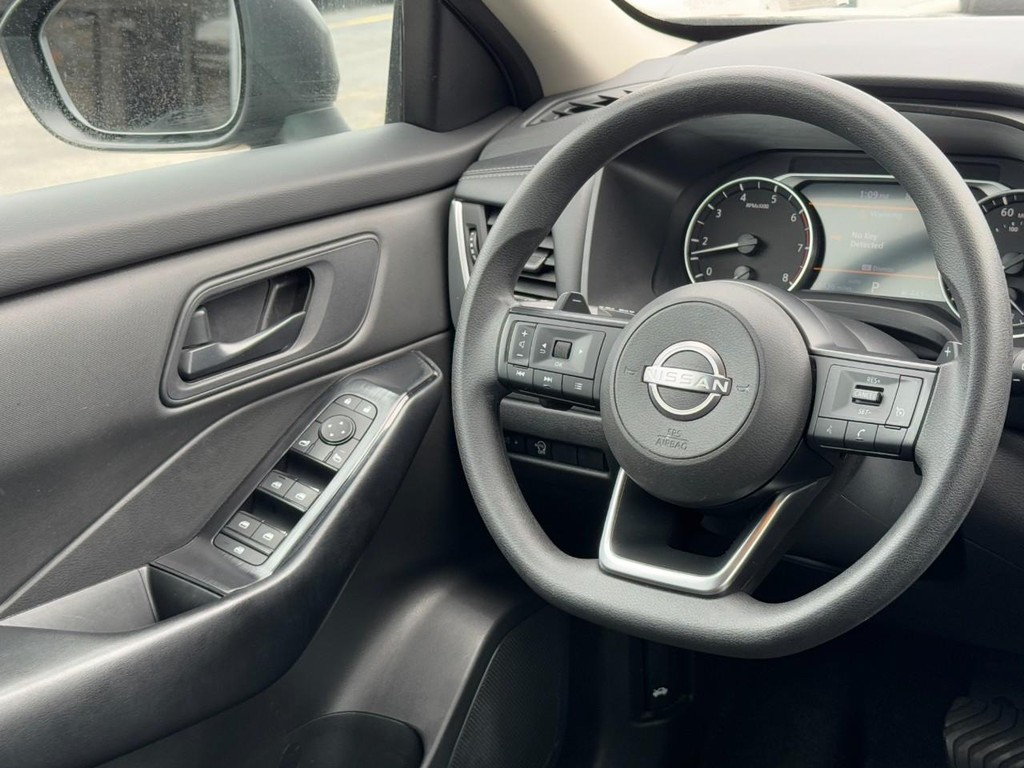 Nissan Rogue Vehicle Full-screen Gallery Image 14