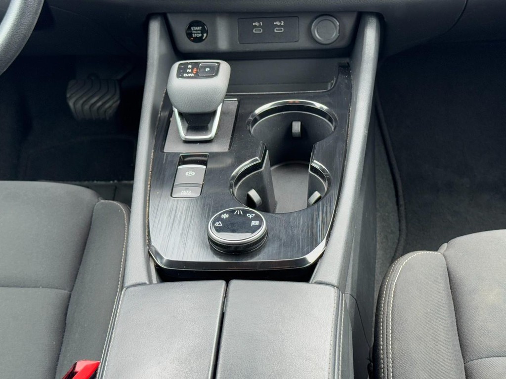 Nissan Rogue Vehicle Full-screen Gallery Image 16