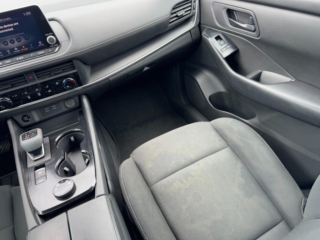 Nissan Rogue Vehicle Full-screen Gallery Image 17