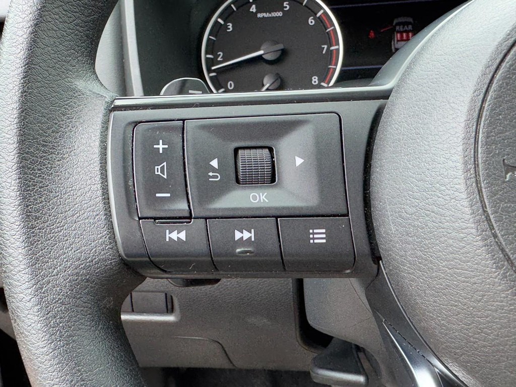 Nissan Rogue Vehicle Full-screen Gallery Image 18