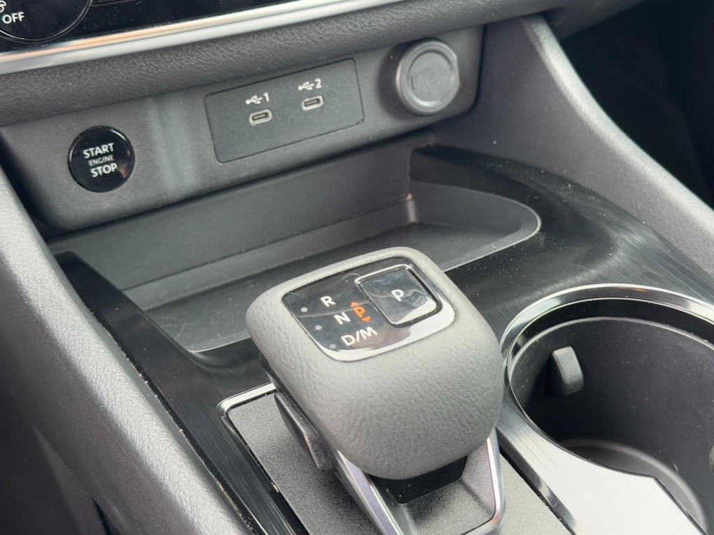 Nissan Rogue Vehicle Full-screen Gallery Image 21