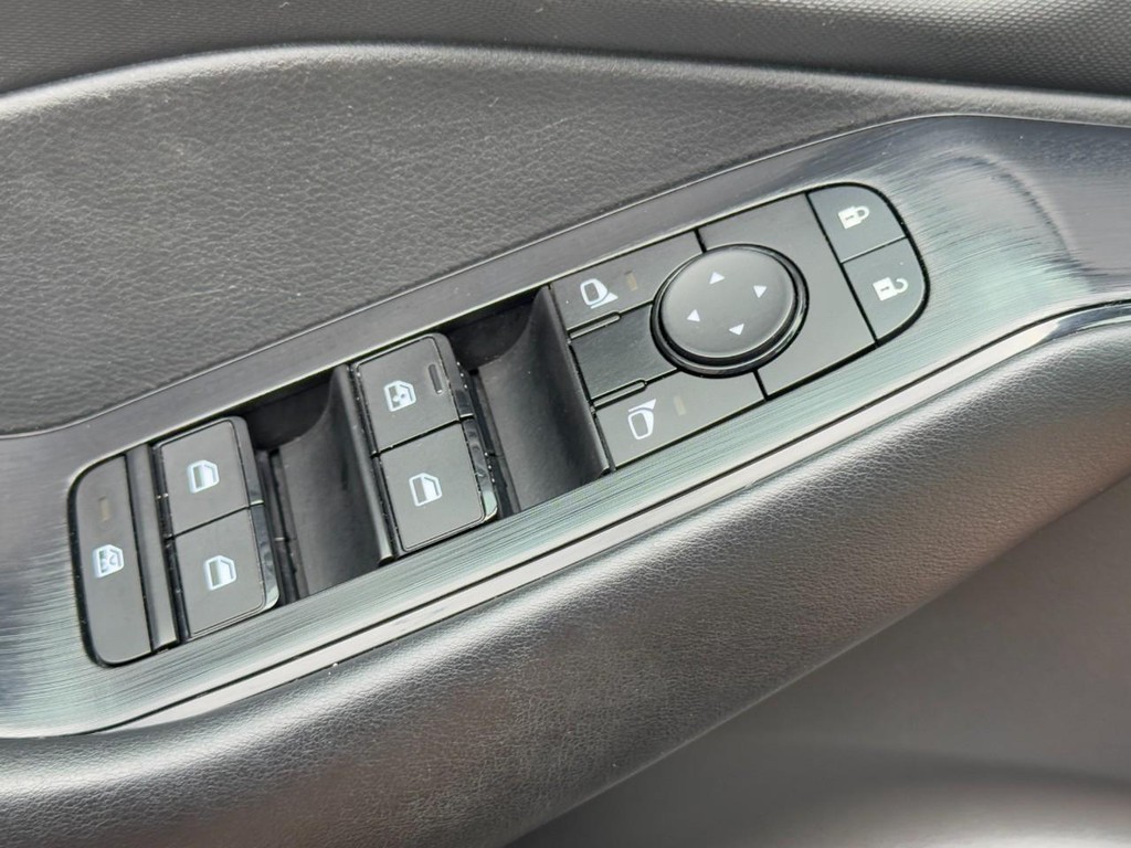 Nissan Rogue Vehicle Full-screen Gallery Image 23