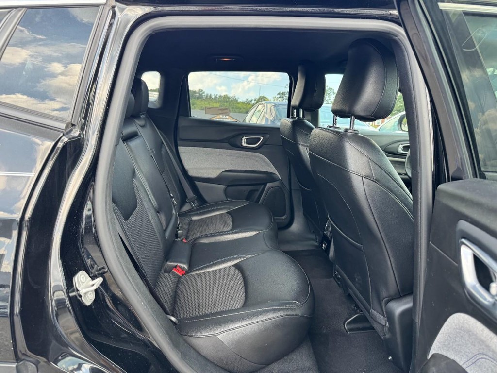 Jeep Compass Vehicle Full-screen Gallery Image 12