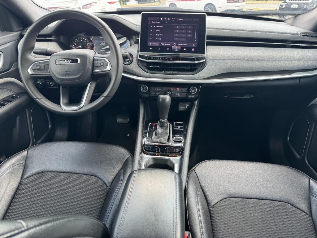 Jeep Compass Vehicle Full-screen Gallery Image 13