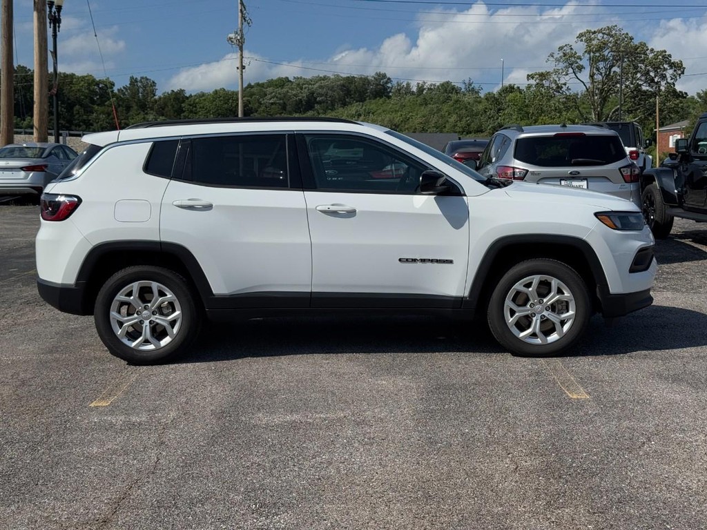 Jeep Compass Vehicle Full-screen Gallery Image 02