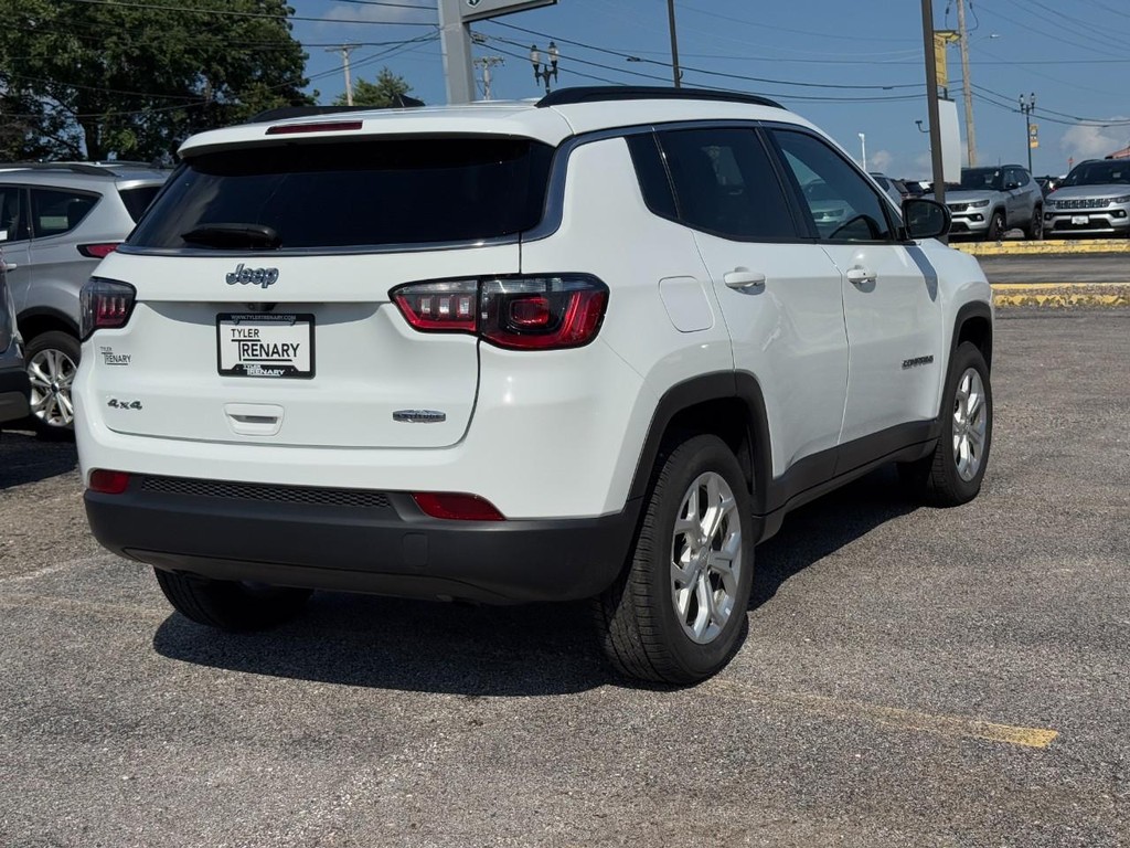 Jeep Compass Vehicle Full-screen Gallery Image 04