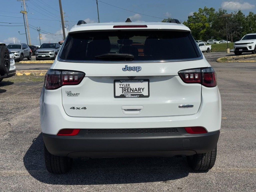 Jeep Compass Vehicle Full-screen Gallery Image 05