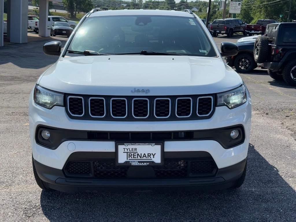Jeep Compass Vehicle Full-screen Gallery Image 11