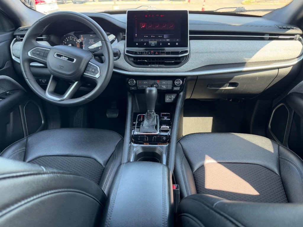 Jeep Compass Vehicle Full-screen Gallery Image 13