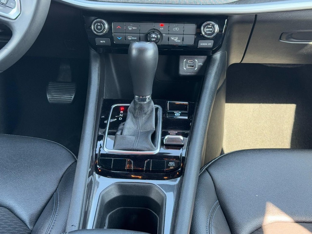 Jeep Compass Vehicle Full-screen Gallery Image 16