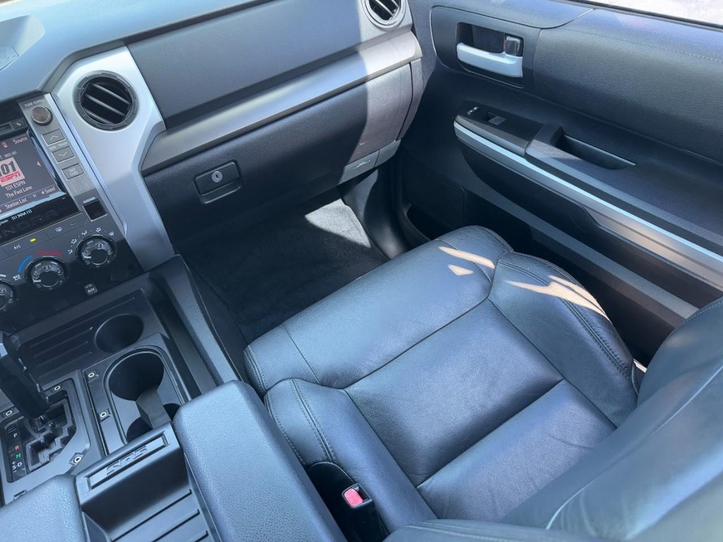 Toyota Tundra 4WD Truck Vehicle Full-screen Gallery Image 17