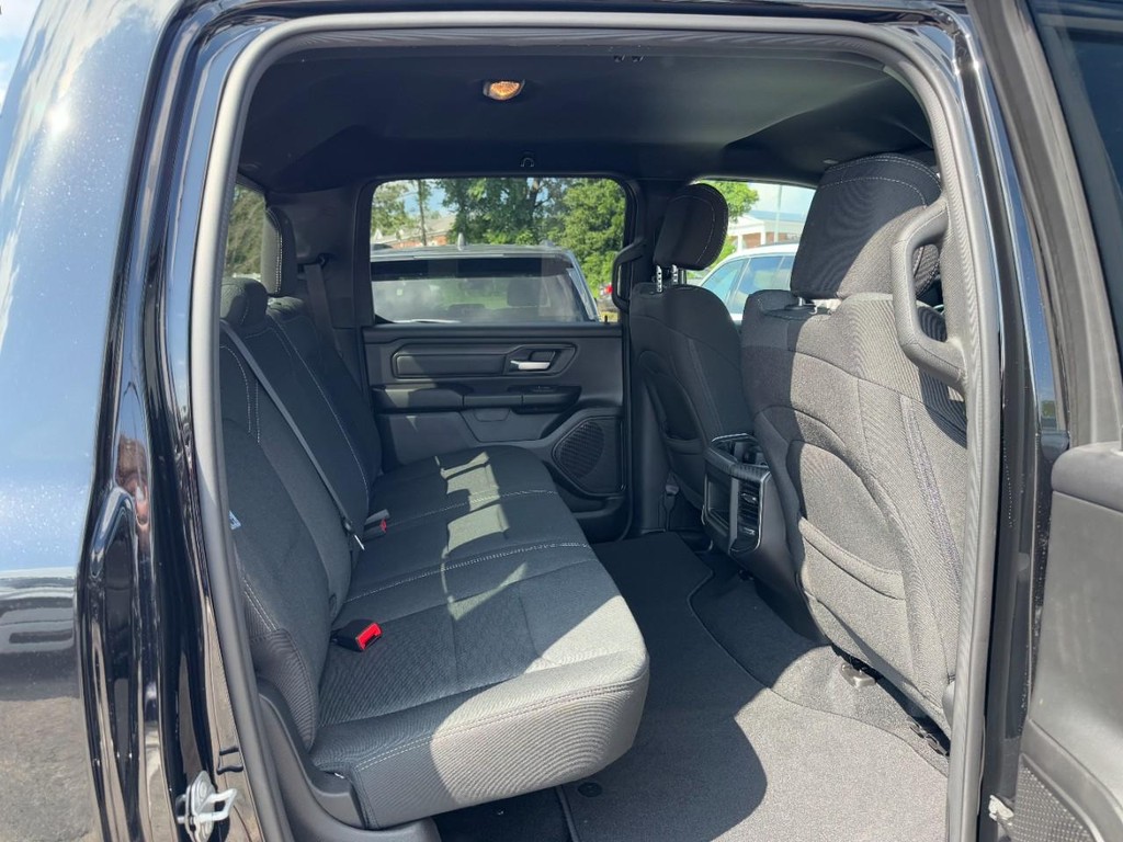 Ram 1500 Vehicle Full-screen Gallery Image 06