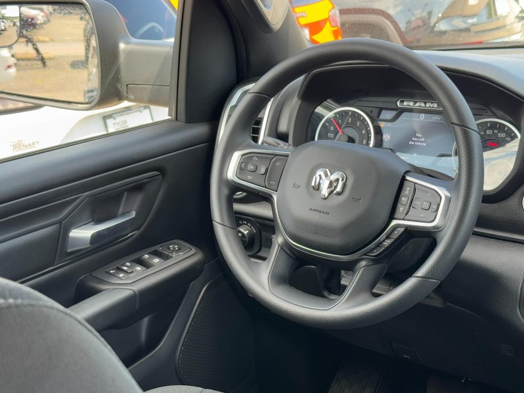 Ram 1500 Vehicle Full-screen Gallery Image 09