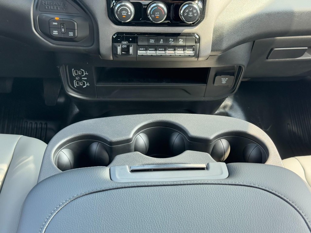 Ram 2500 Vehicle Full-screen Gallery Image 11