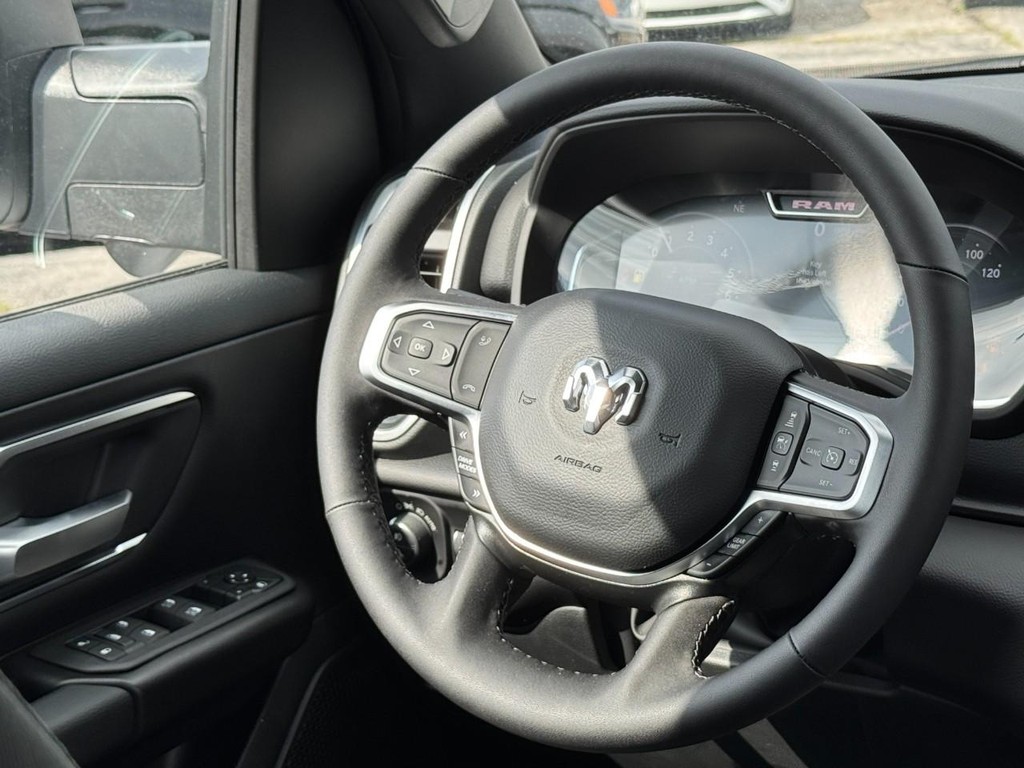 Ram 1500 Vehicle Full-screen Gallery Image 09