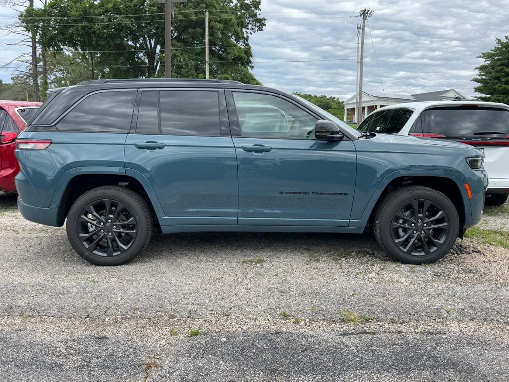 Jeep Grand Cherokee Vehicle Full-screen Gallery Image 02