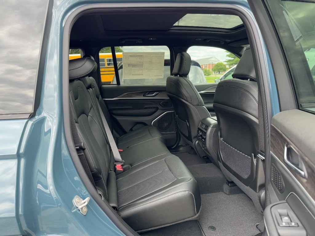 Jeep Grand Cherokee Vehicle Full-screen Gallery Image 06
