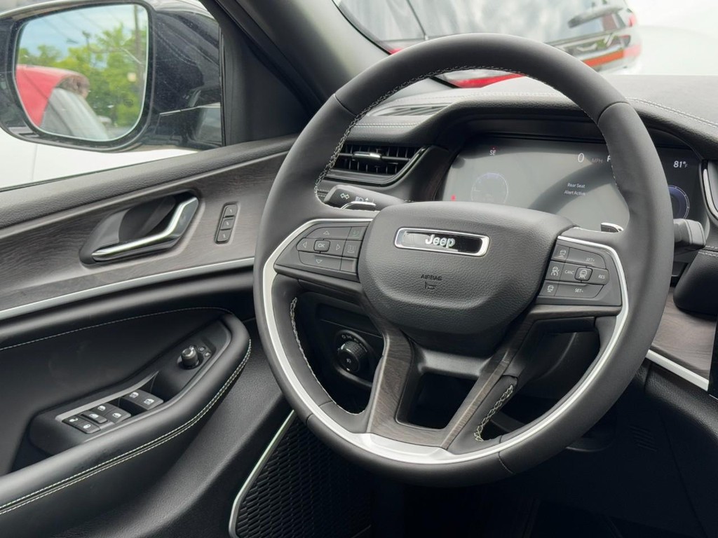 Jeep Grand Cherokee Vehicle Full-screen Gallery Image 09