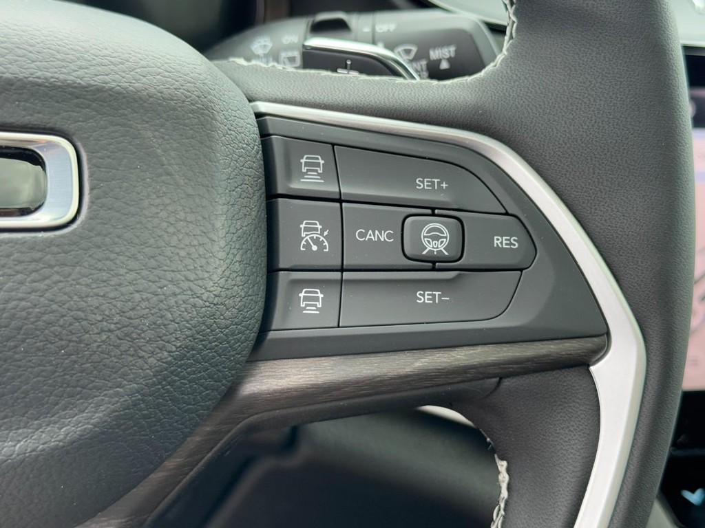 Jeep Grand Cherokee Vehicle Full-screen Gallery Image 14