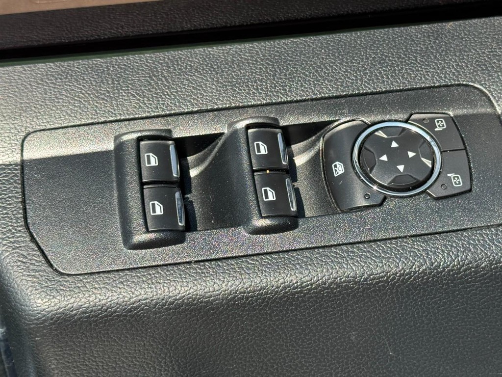 Ford F-150 Vehicle Full-screen Gallery Image 23