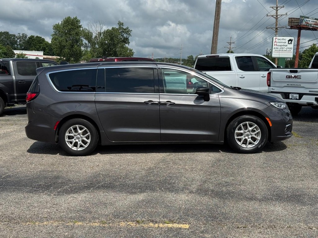 Chrysler Pacifica Vehicle Full-screen Gallery Image 02