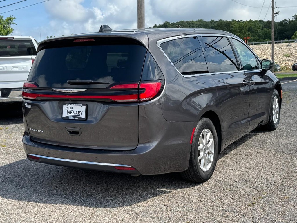 Chrysler Pacifica Vehicle Full-screen Gallery Image 03