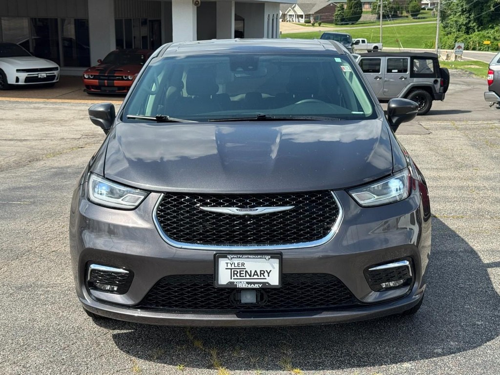 Chrysler Pacifica Vehicle Full-screen Gallery Image 09