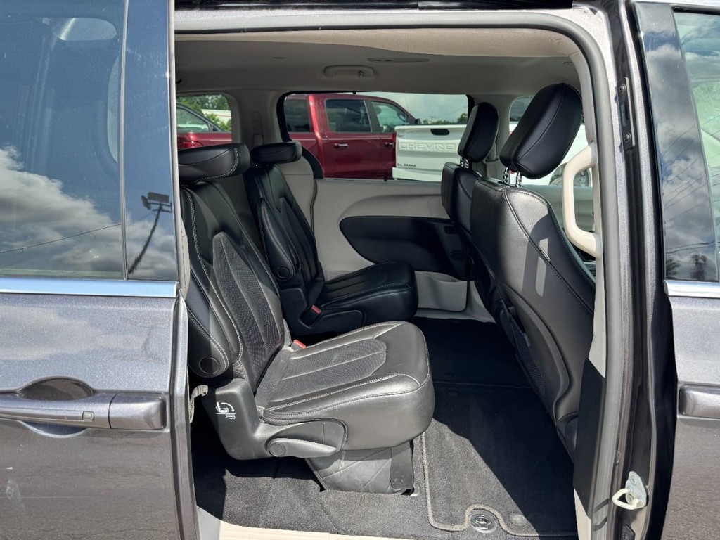 Chrysler Pacifica Vehicle Full-screen Gallery Image 10