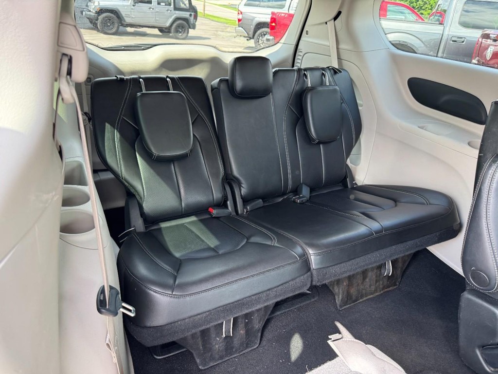 Chrysler Pacifica Vehicle Full-screen Gallery Image 11