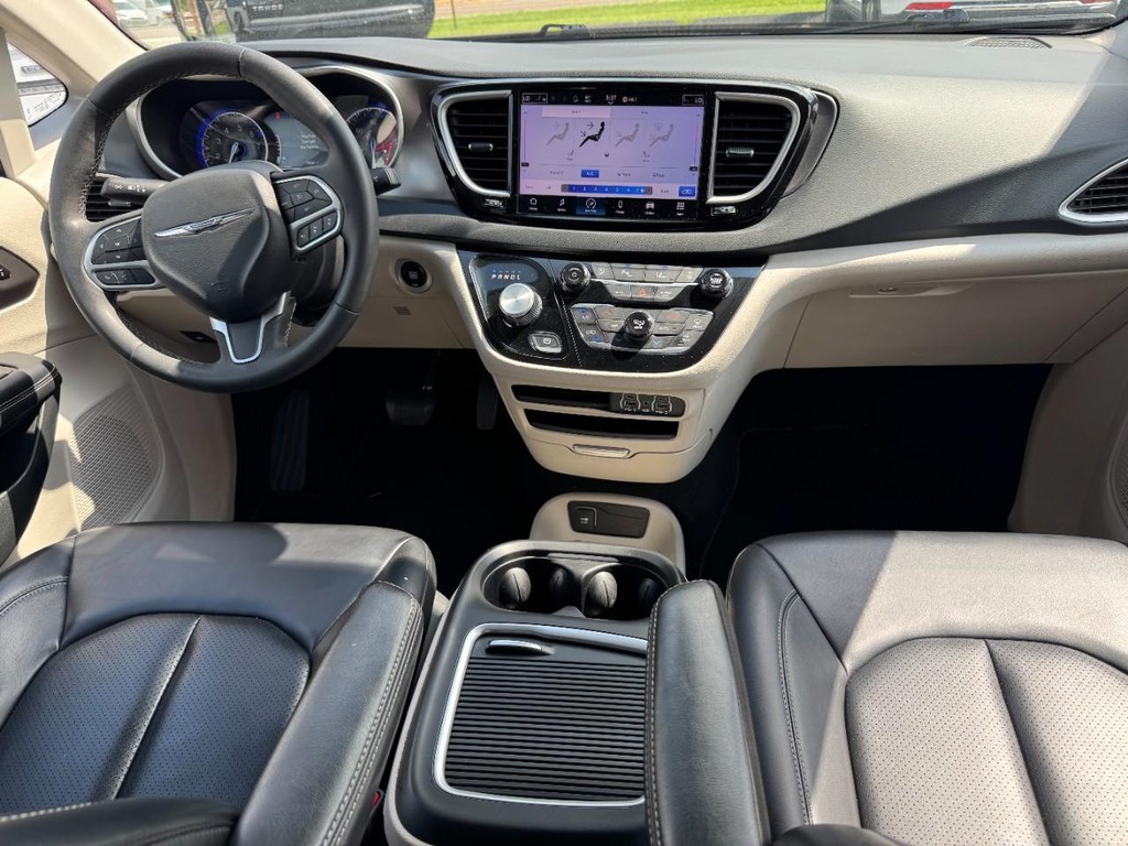 Chrysler Pacifica Vehicle Full-screen Gallery Image 12