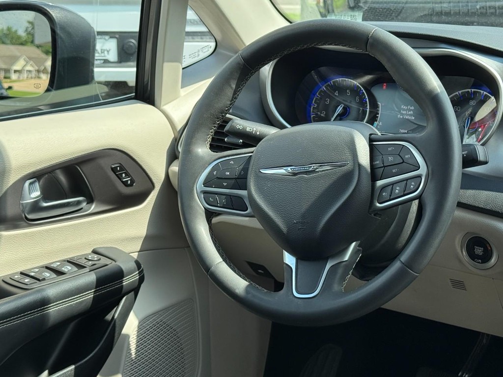 Chrysler Pacifica Vehicle Full-screen Gallery Image 13