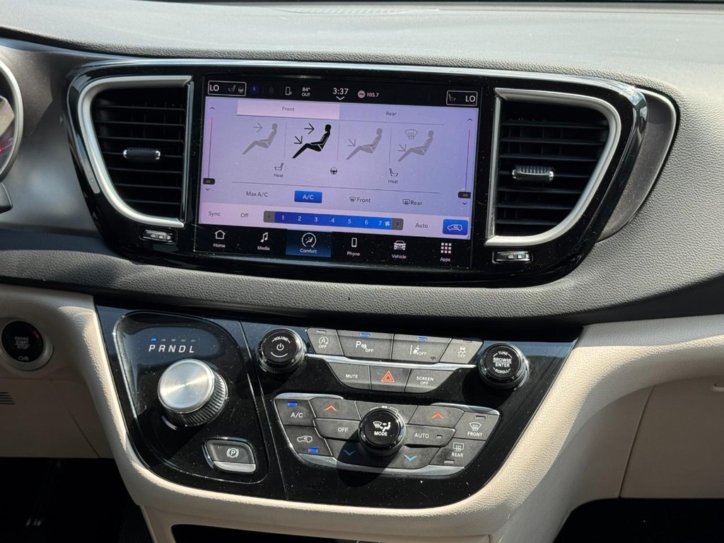 Chrysler Pacifica Vehicle Full-screen Gallery Image 14