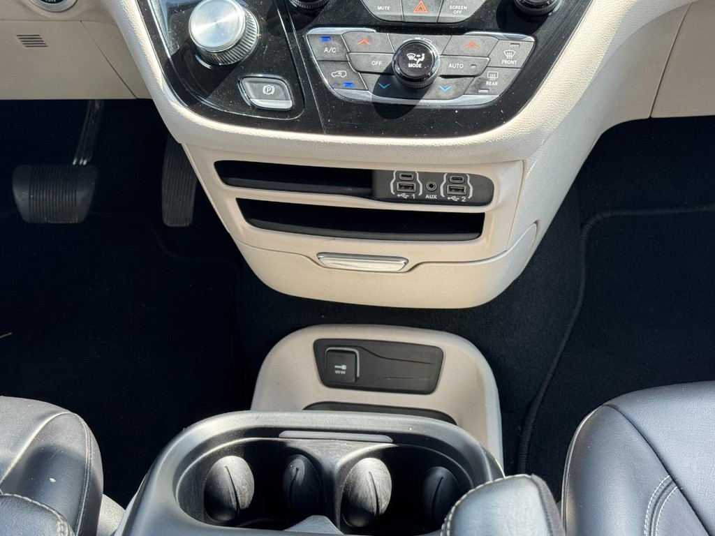 Chrysler Pacifica Vehicle Full-screen Gallery Image 15