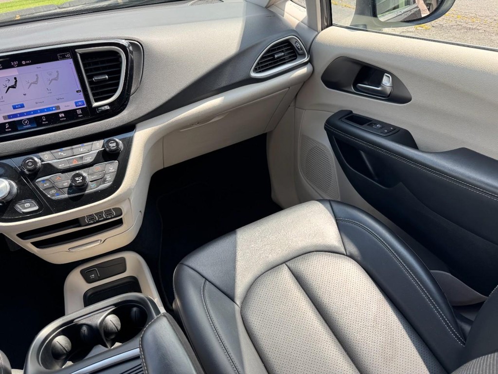 Chrysler Pacifica Vehicle Full-screen Gallery Image 16