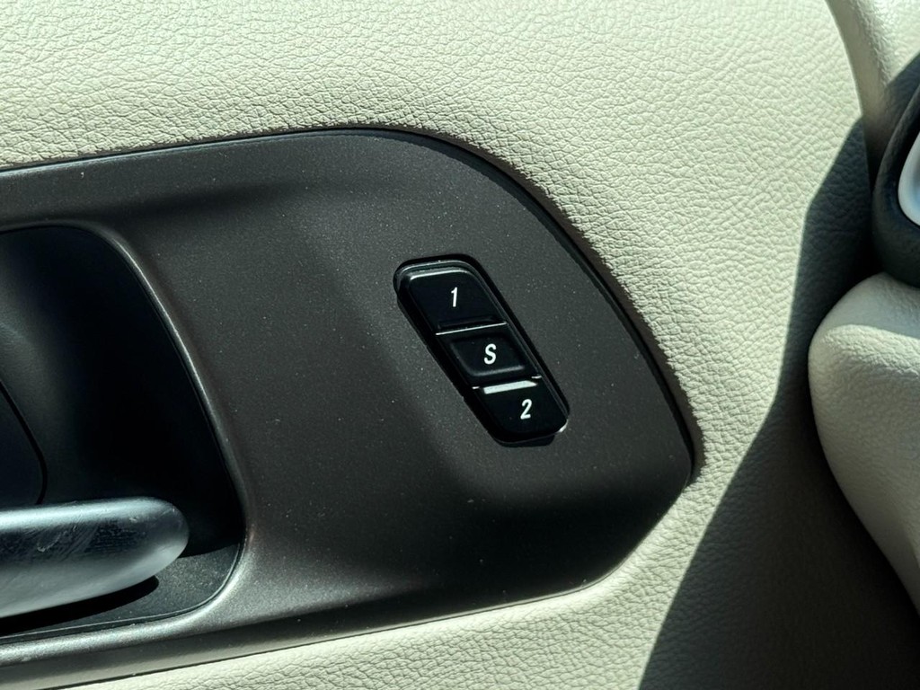 Chrysler Pacifica Vehicle Full-screen Gallery Image 17