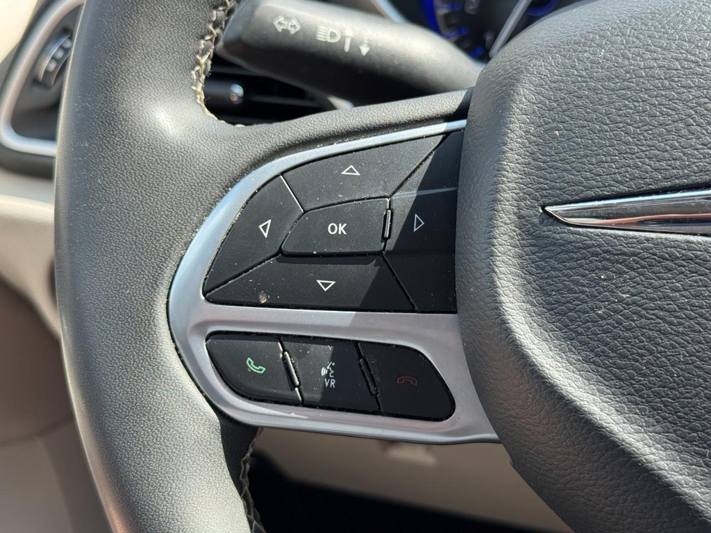 Chrysler Pacifica Vehicle Full-screen Gallery Image 18