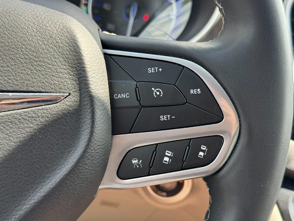 Chrysler Pacifica Vehicle Full-screen Gallery Image 19