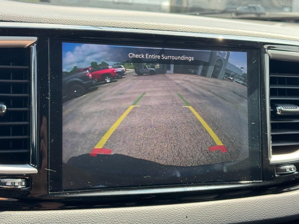 Chrysler Pacifica Vehicle Full-screen Gallery Image 23